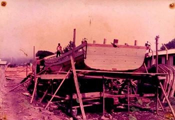 Construcciòn de Lancha en el astillero de la Familia Court, uno de sus ùltimos trabajos antes de ña crecida del Rìo Maule en 1986.